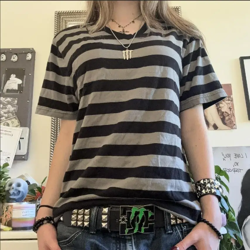 Femmes Y2k Grunge chemises rayé Baggy col rond manches courtes Emo hauts 2000s Harajuku Vintage adolescentes filles Goth vêtements 1 Femmes Y2k Grunge chemises rayé Baggy col rond manches courtes Emo hauts 2000s Harajuku Vintage adolescentes filles Goth vêtements 1