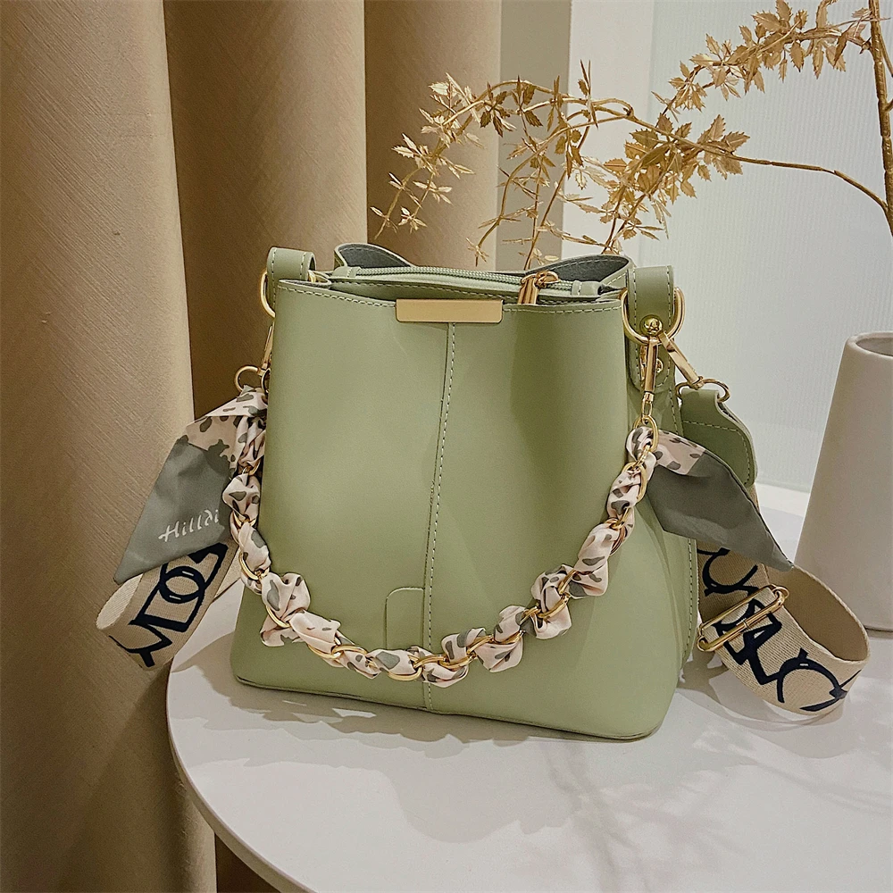 Neue Beuteltaschen für Damen 2022 Marken Geldbörsen und Handtaschen Reine Farbe Seidenschal Dekor Breiter Riemen Große Kapazität_voghion.com