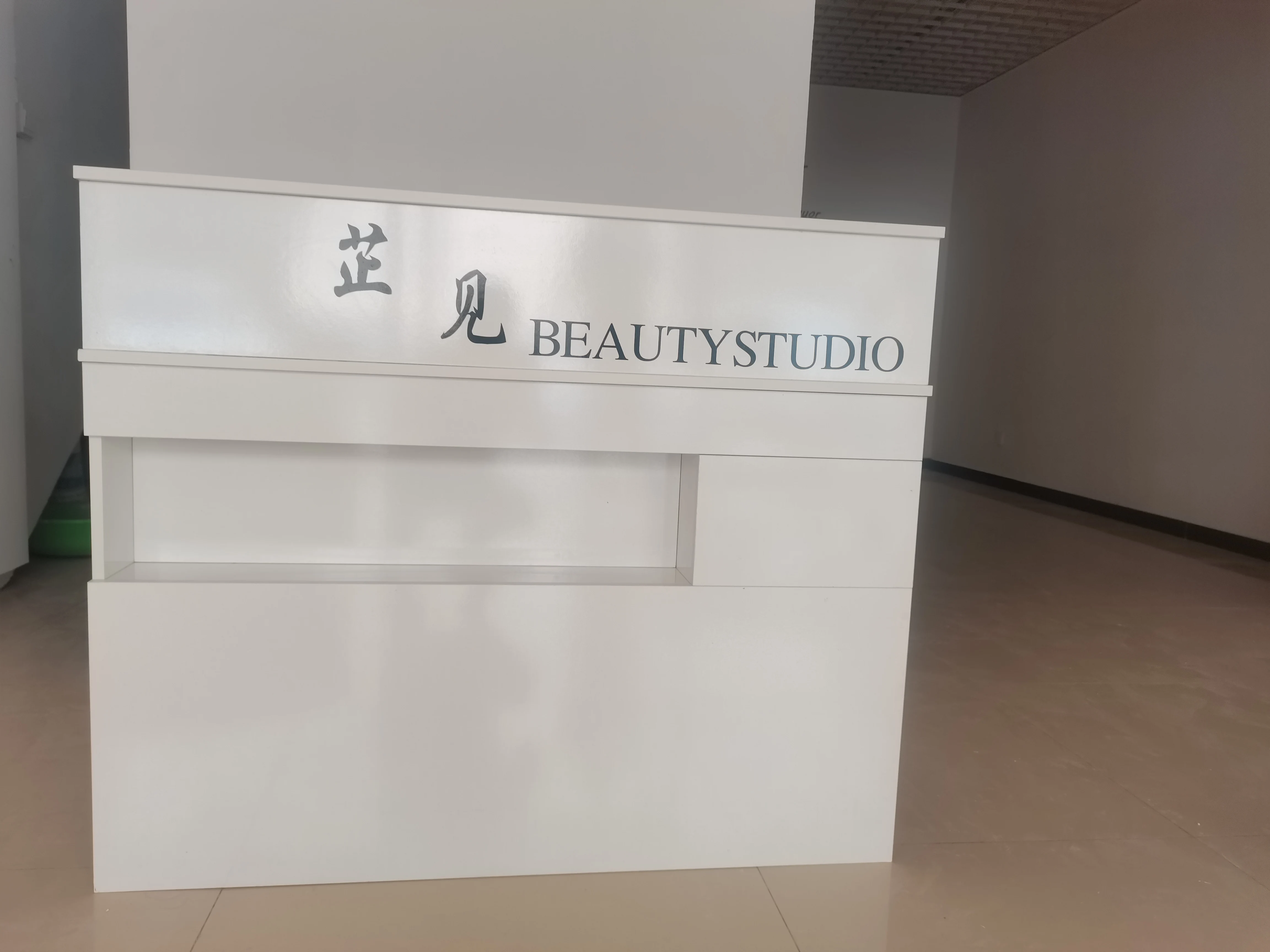 Description Picture 3 of itemModern Minimalist Beauty Salon Reception Desks Shop Small Counter Clothing Barber Shop Office Front Desk Bar Table Cash Register