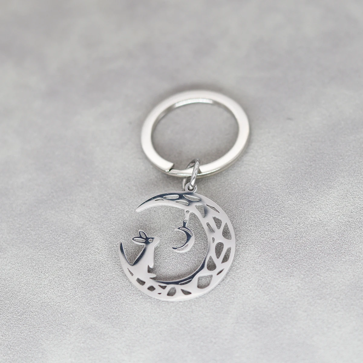 Paslanmaz çelik Bunny üzerinde ay kolye tavşan şekilli hayvan anahtarlık erkekler kadınlar için Minimalist takı doğum günü noel hediyesi