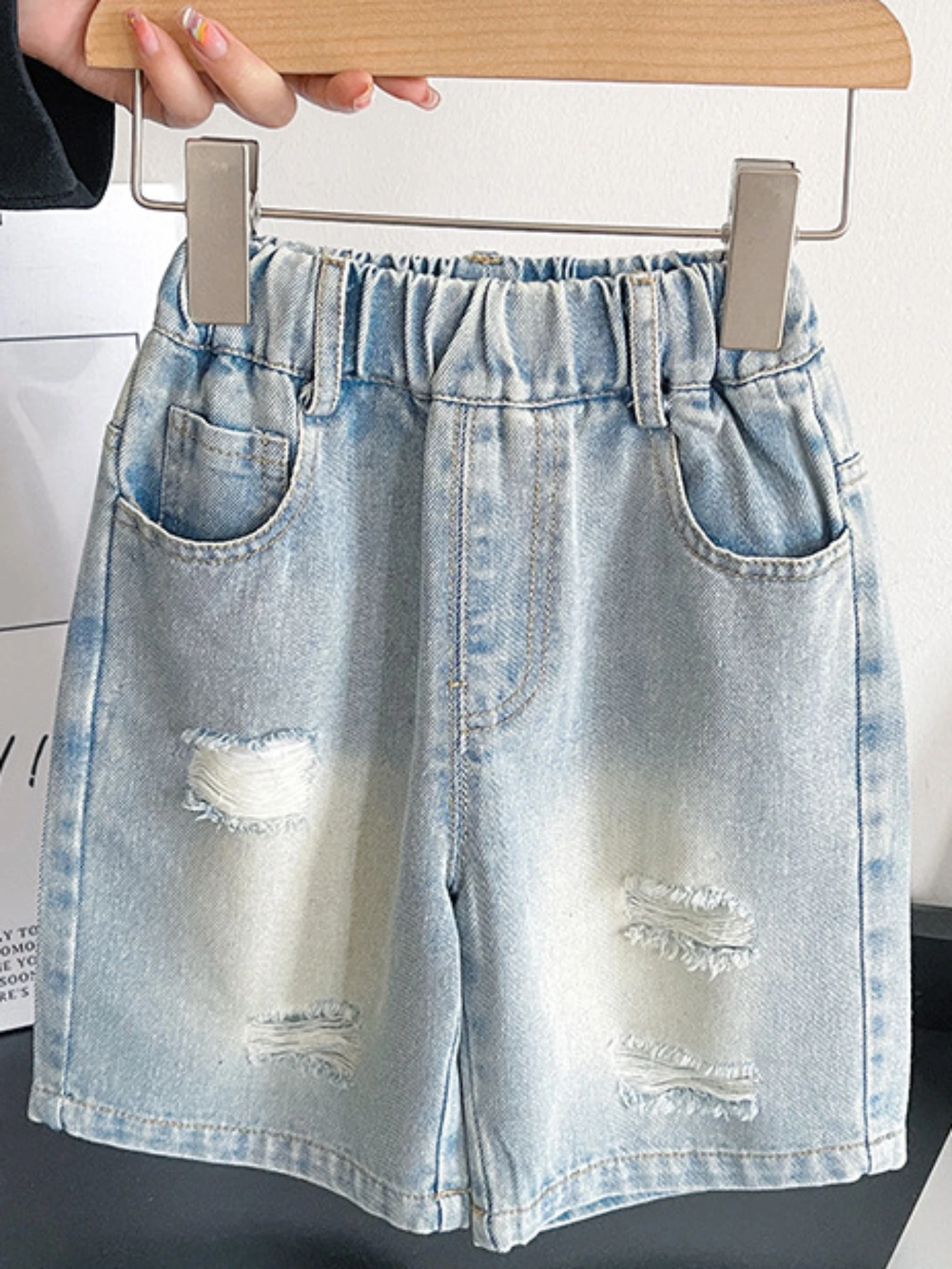 

Childrens Denim Shorts 2024 Summer New Childrens Korean Edition Handsome Perforated Denim Shorts for Boys and Girls Thin Jeans