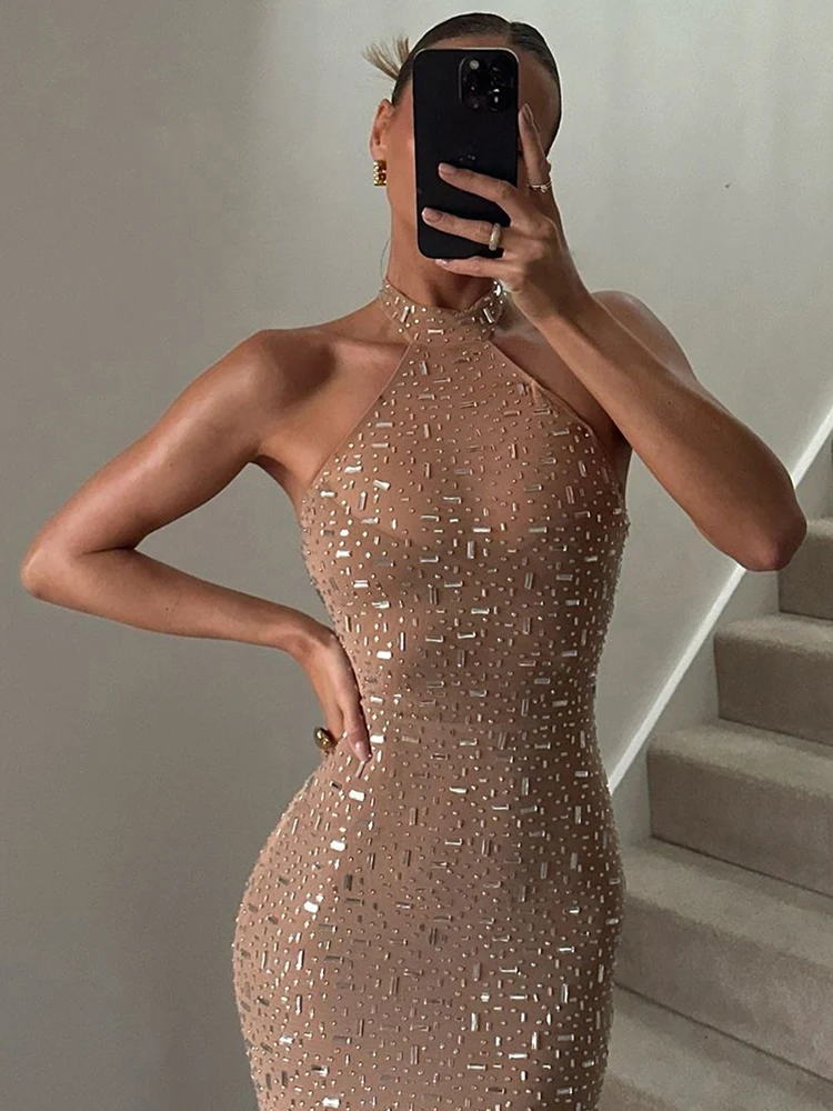 فستان نيود لامع بياقة عالية وتصميم أنثوي فخم