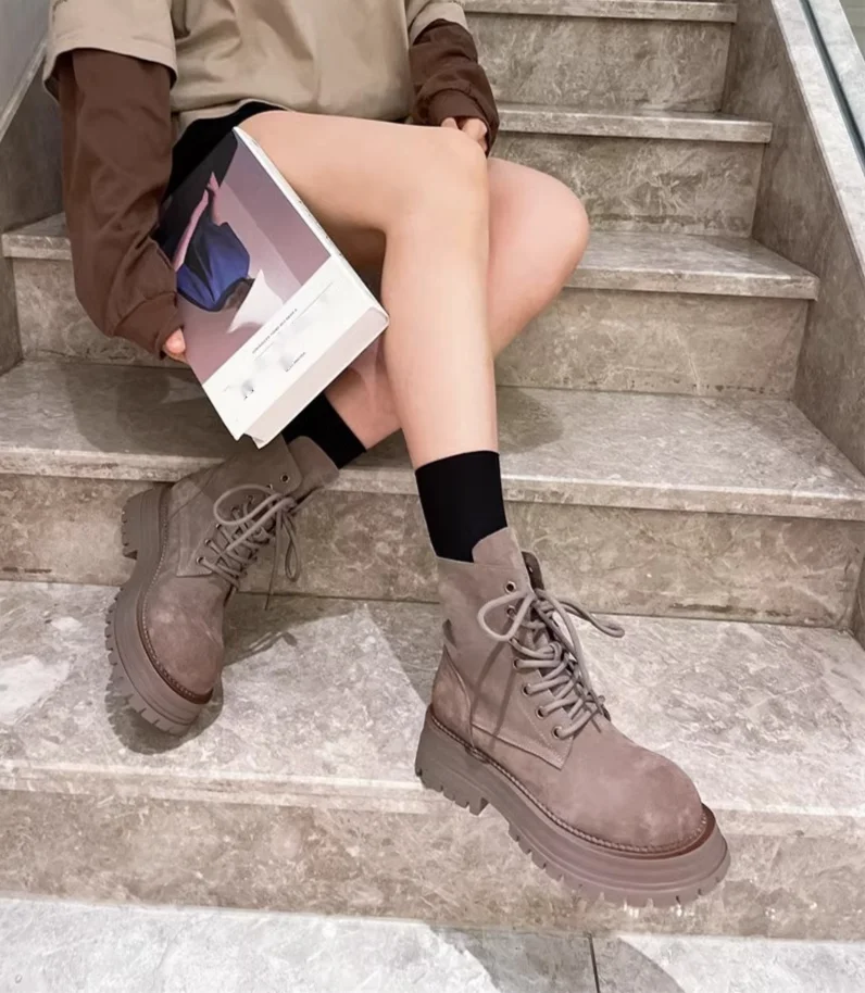 Mattes Leder, Schnürstiefeletten mit Buchstaben-Klappkragen, große gelbe dicke Sohle, zwei auf Schwamm, Motorradstiefel für Damen_voghion.com