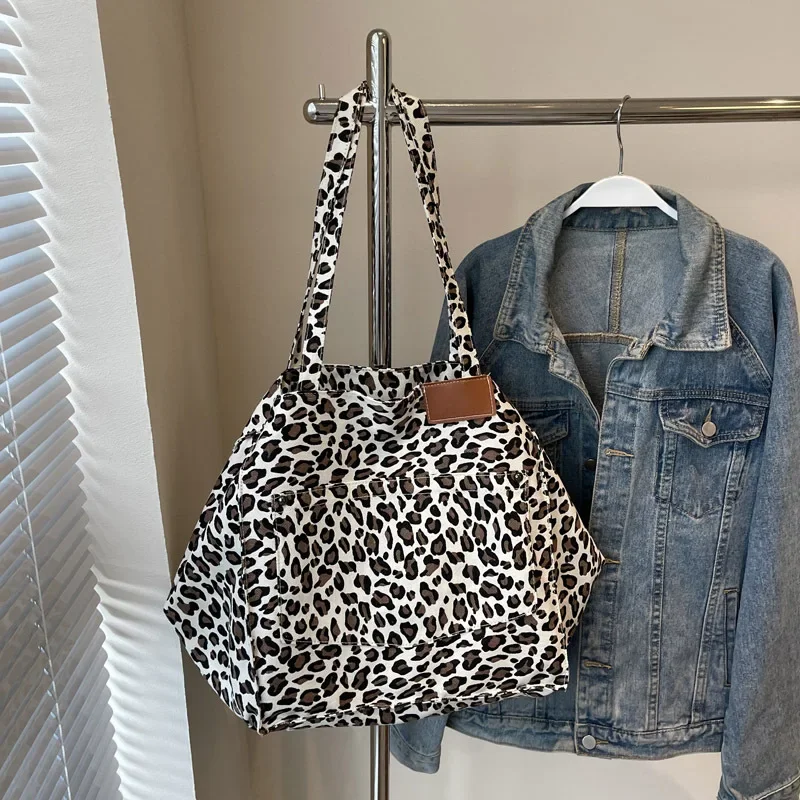Bolso de mano retro de gran capacidad con estampado de leopardo para la axila, bolso de mano para el trabajo, bolso de hombro versátil, otoño e invierno, 2024