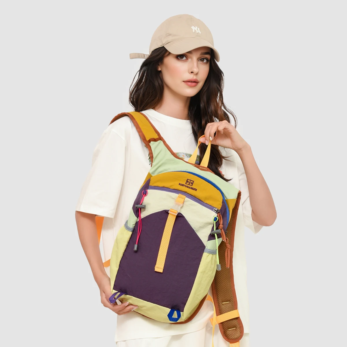 Outdoor Hiking and Mountaineering Bag, Lightweight Backpack, Foldableable Waterproof Travel Bag, Professional Flushing Bag, Skin Backpack, Female Mountain Climbing and Fishing Sports