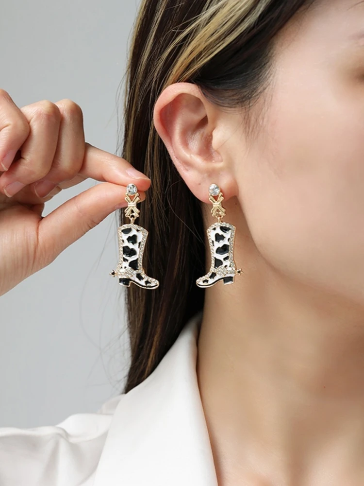 여성용 독특한 블랙 화이트 드립 오일, 웨스턴 카우걸 부츠 펜던트 드롭 귀걸이, 레트로 반짝이 크리스탈 에나멜 댕글 귀걸이 2024 