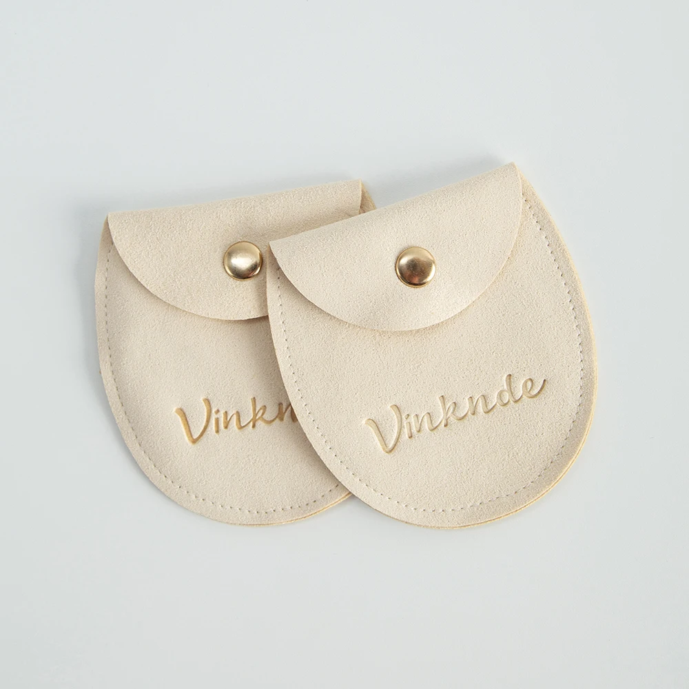 50pcs Cream Microfiber Button Pouch Small Suede Bags Custom logo Necklace Earring Jewelry Christmas Wedding Gift Packaging Pouch merry christmas pouch 5pcs 10x14 13x18cm 5pcs lot muslin candy gifts jewelry packaging bags drawstring gift can customized logo