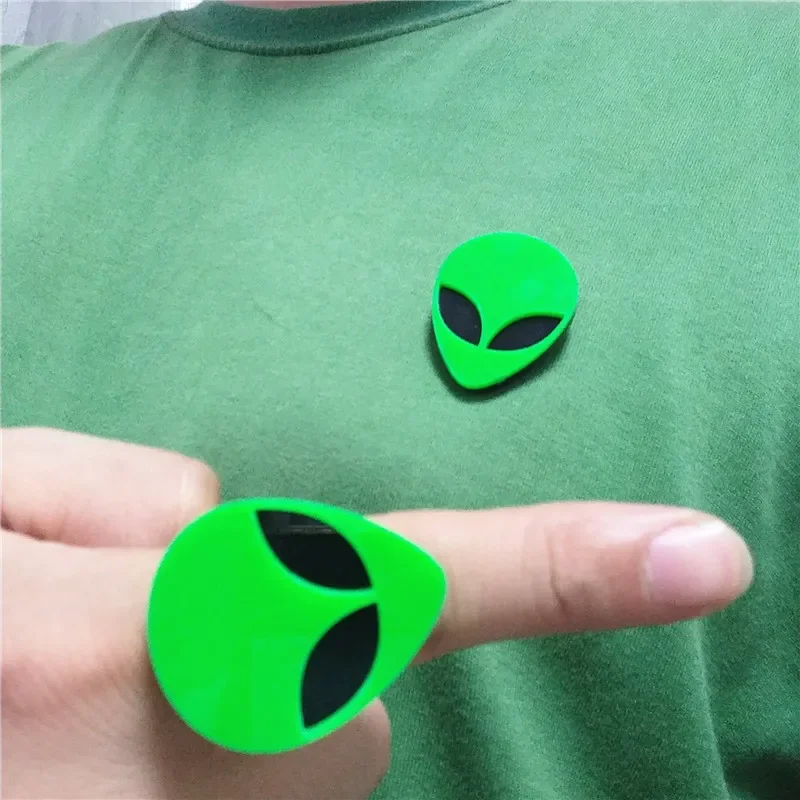 KUGUYS Alien ET grüne Broschen für Frauen, niedliche Schmuckaccessoires aus Acryl – Detail 8