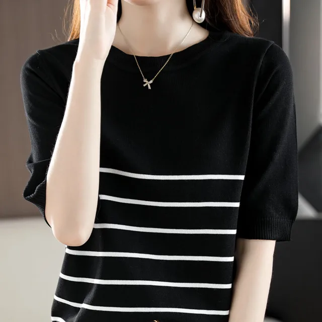 미니멀한 매력과 편안함이 어우러진 젊은 여성을 위한 필수 티셔츠