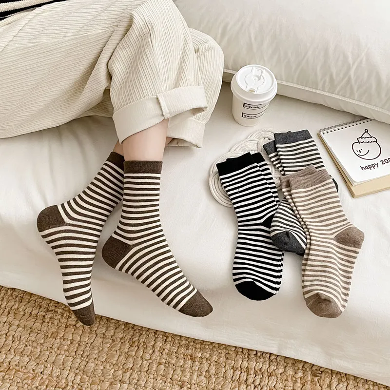 Neue Frauen Streifen Baumwolle Nette Socke Vier Saison Casual Dame Mittleren Rohr Schwarz Weiß Socken Für Frauen – Detail 6