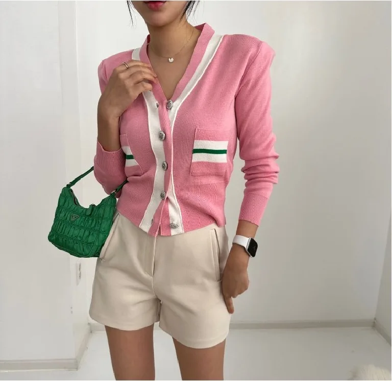

2023 Korea East Gate Autumn New Sexy V-neck Color Matching Button Cardigan