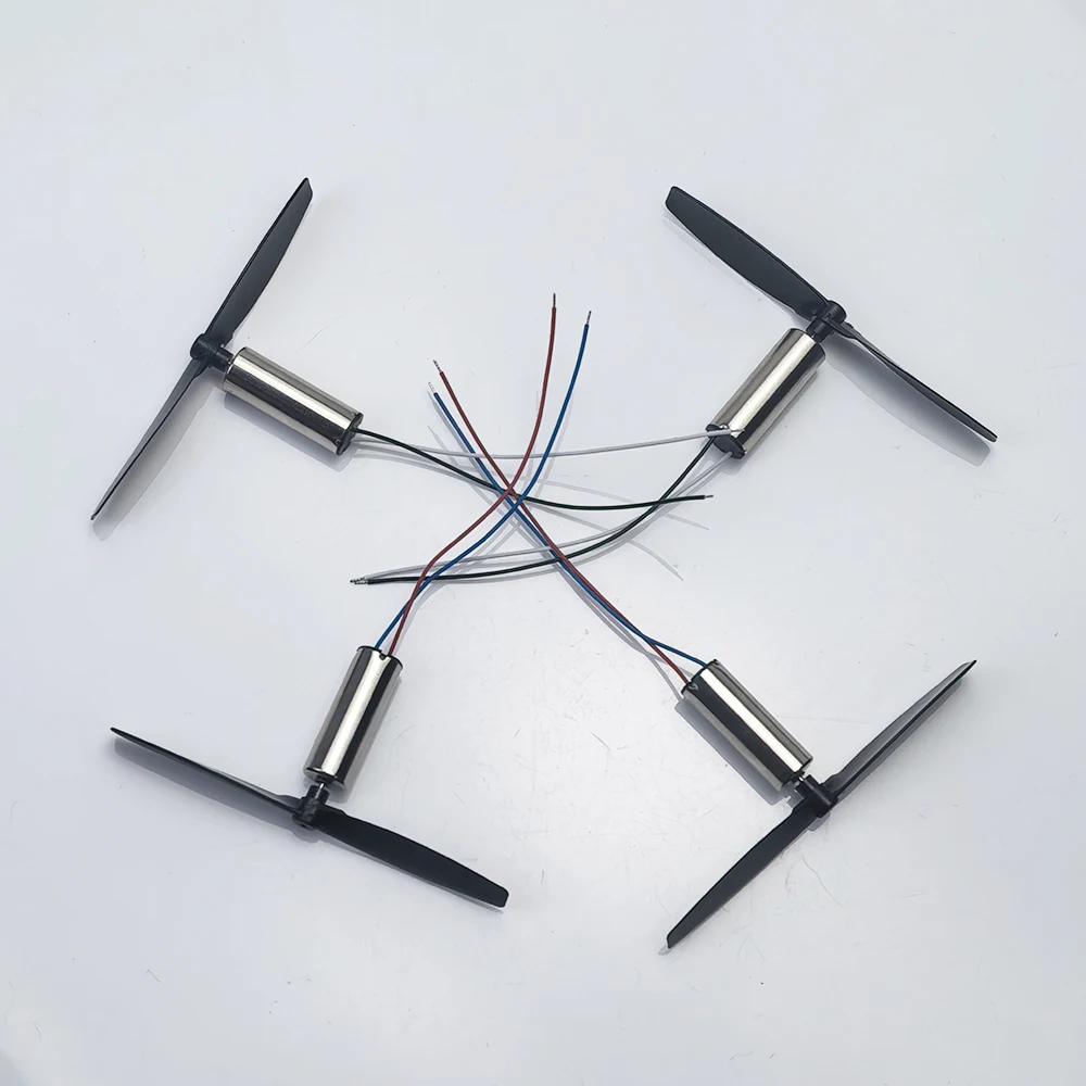 Hélices de drone RC quadricoptère à côté des quatre moteurs 720, vue d'ensemble.