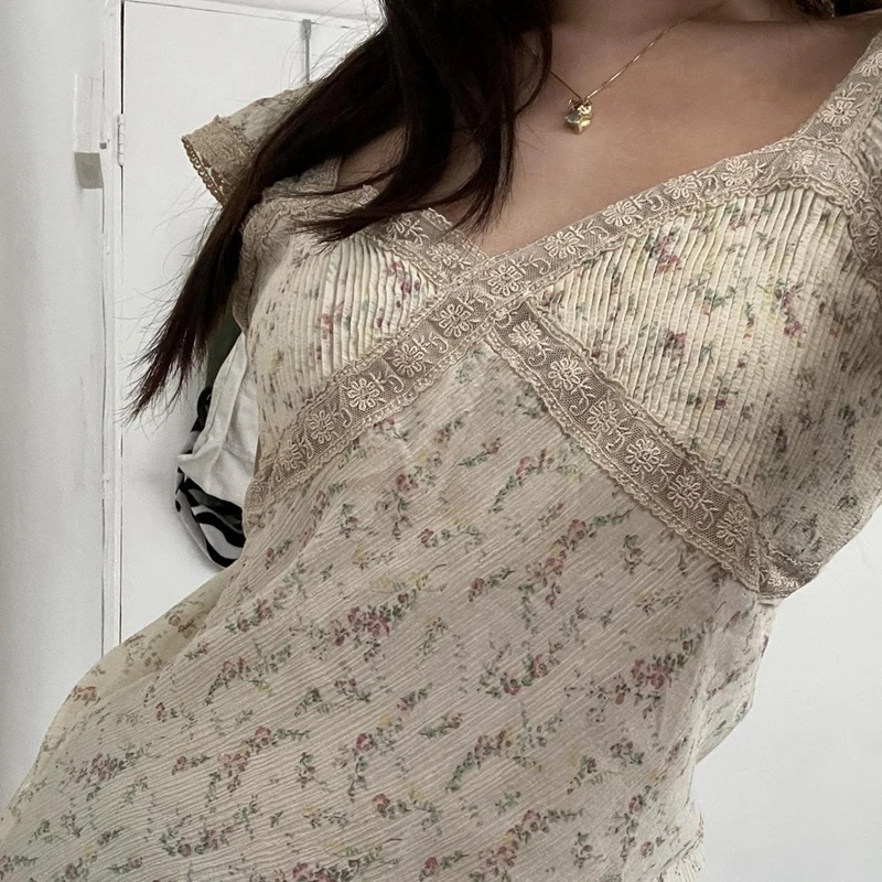 Top con cuello en V Kasia en color granate vintage con lunares