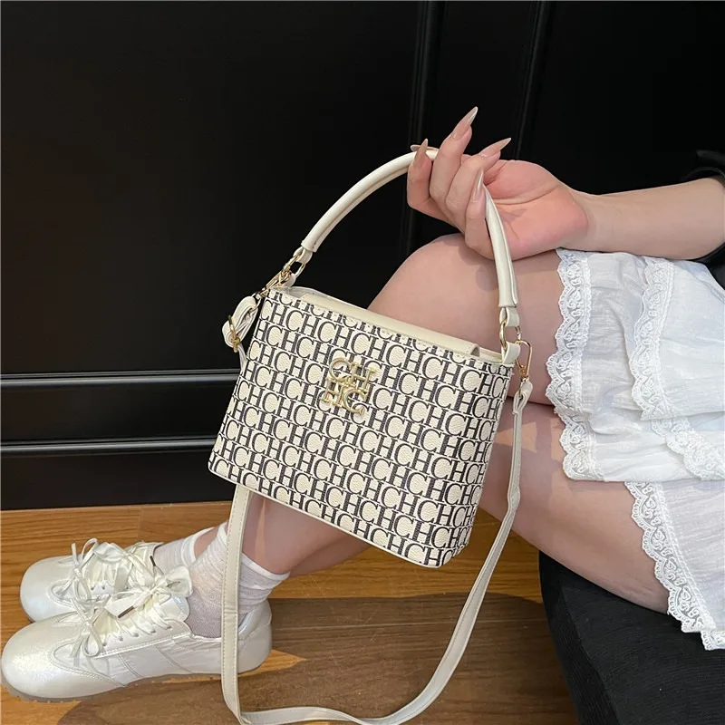 Borsa Tote Spaziosa per Donne in Vera Pelle, Qualità di Marca di Lusso, Collaborazione di Designer Famosi, Accessorio Elegante - immagine 3