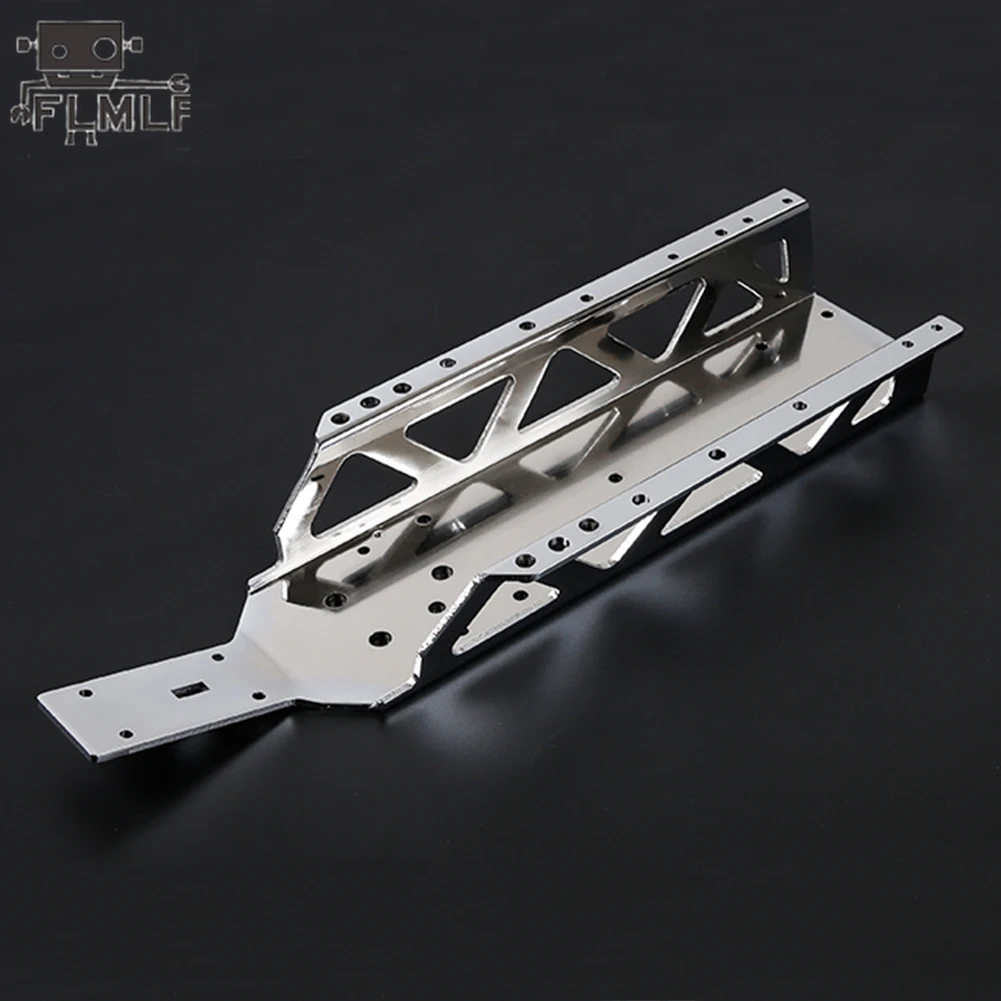 Voiture RC 4WD 1/16 tout terrain 2.4GHz en action dans la boue