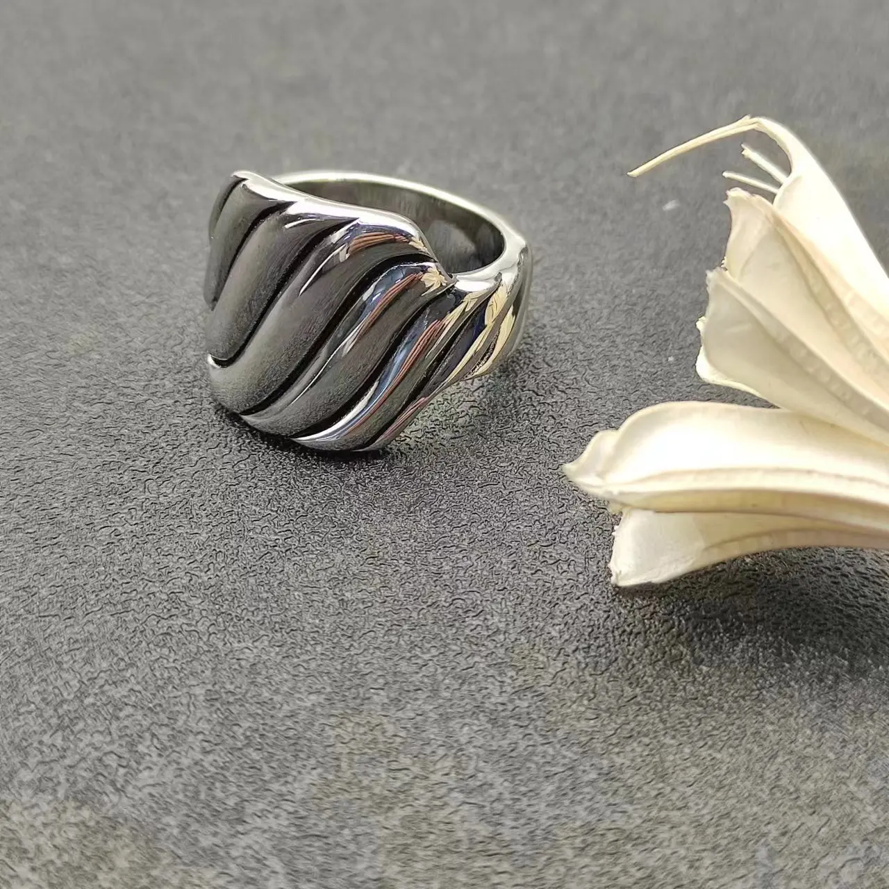 

2024 New DY retro fashion high quality wave ring for men and women daily match