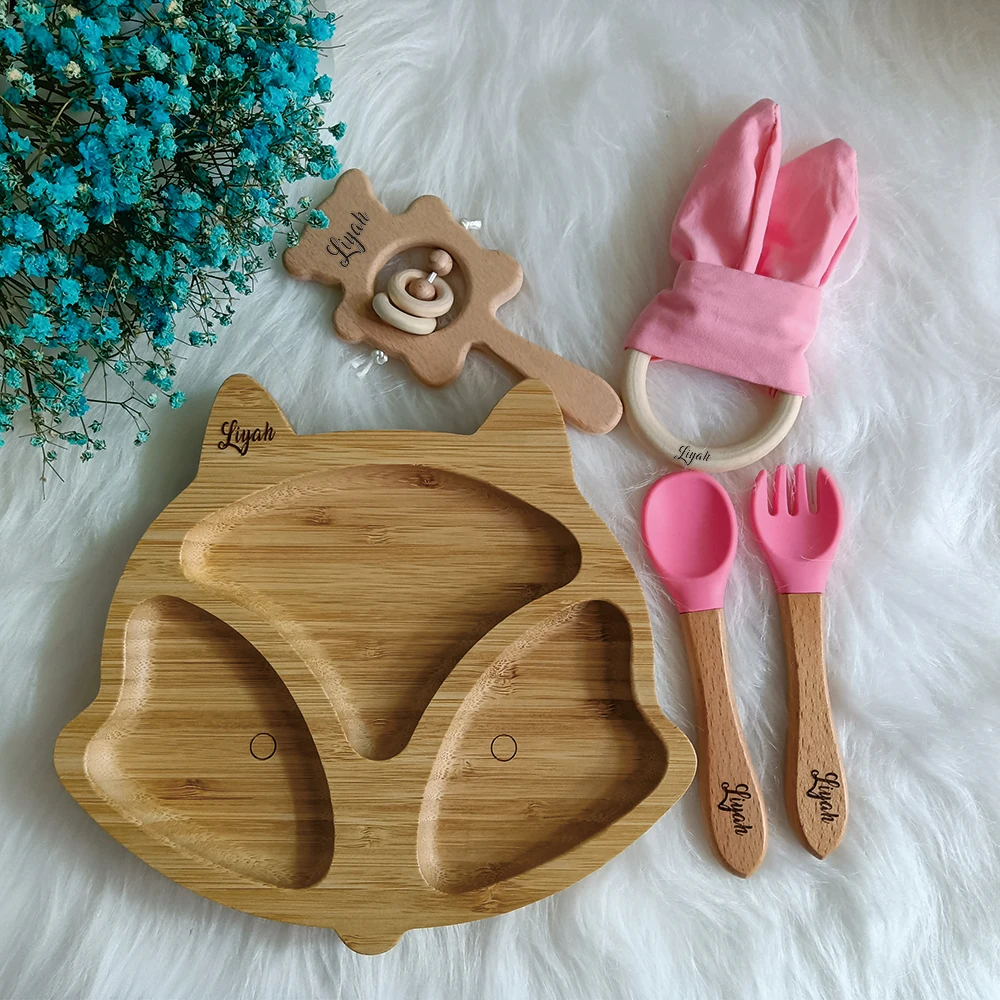 

Поднос для кормления малышей с индивидуальным именем и силиконовыми присосками, Нескользящие детские столовые приборы из натурального дерева, подарочный набор полотенец