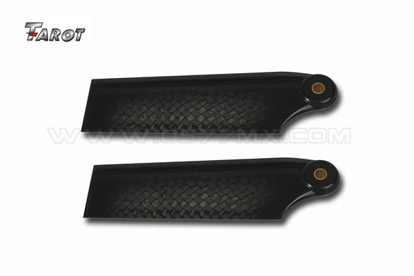 Lames de queue carbone pour hélicoptère RC 450/500, montrant la fixation et la finition brillante.