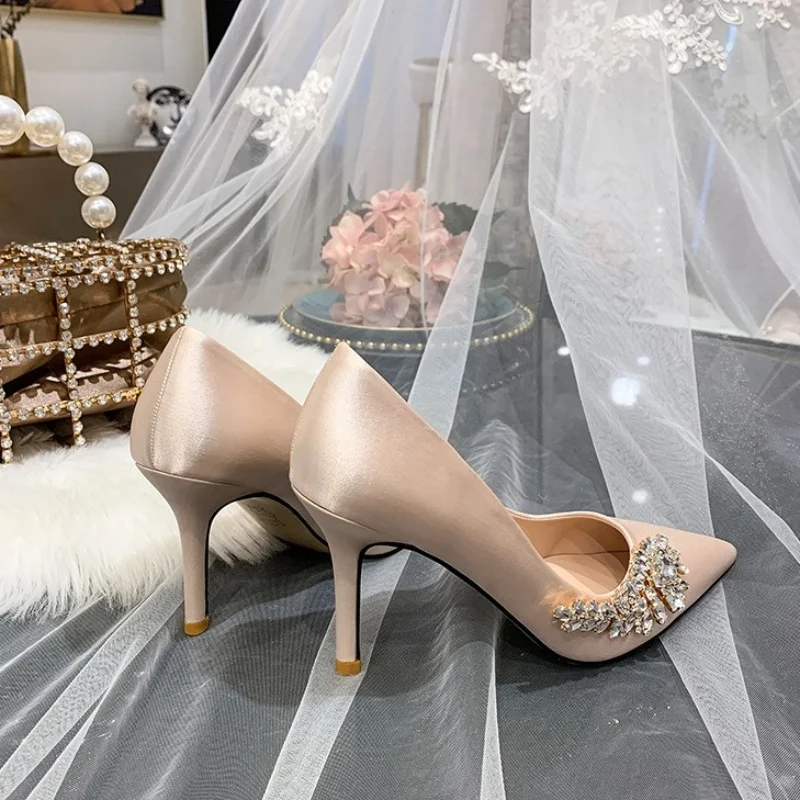 Champagne Satin Low Heel Wedding Shoes 2025 New Bride White