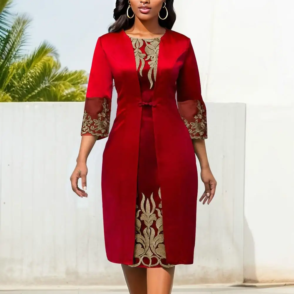 

Long Gown Dress Elegant Vintage Floral Lace Gown Dress for Women Retro Slim Fit O-neck 3/4 Sleeve Embroidery Waist Tight