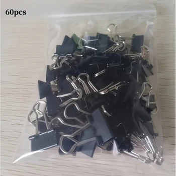Un confezione da 60 clip per quaderni, realizzate in metallo resistente, perfette per l'uso in uffici, aule scolastiche e da parte degli educatori.