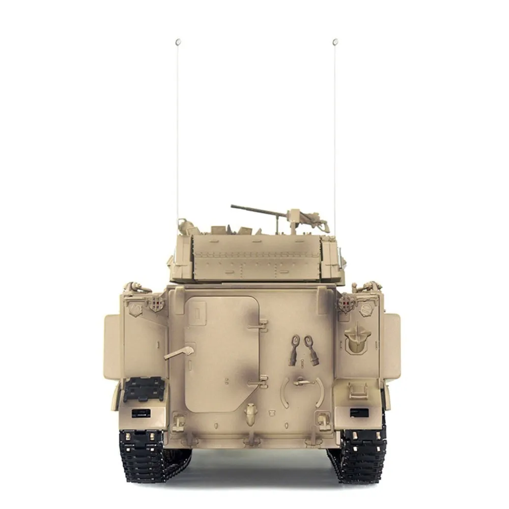 Détail du blindage et des chenilles du char RC Tongde M113A1 MRV avec émetteur infrarouge.