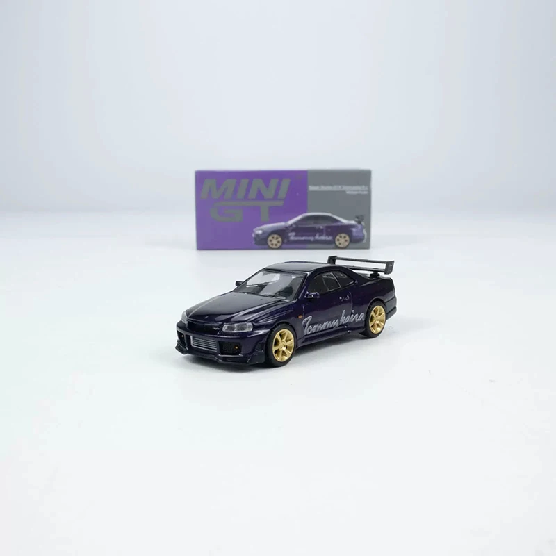 

Модель автомобиля из сплава MINI GT 1:64