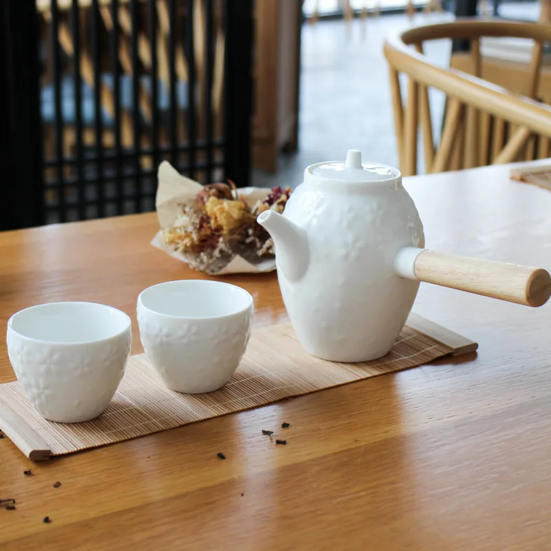 

385ml Japanese Sakura Ceramic Teapot Kettles With 3 Tea Cups Porcelain Kung Fu Tea Set Fruit Juice Water Flower Kettle Drinkware