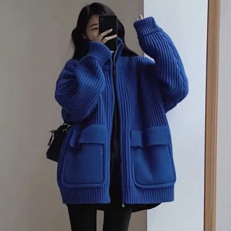 

2023 New Arrival Autumn Winter Women Loose Fit Casual Stand-up Collar Big Pockets Patchwork Cardigan Zipper Knitted Sweater D502