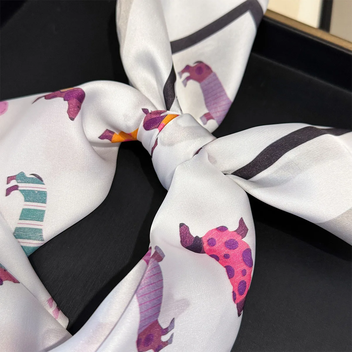 2026 Neuer Seidenschal mit Hundemotiv für Damen, Weicher Satin-Halstuch, Modisches Kopftuch, Weibliches Foulard-Bandana – Detail 9