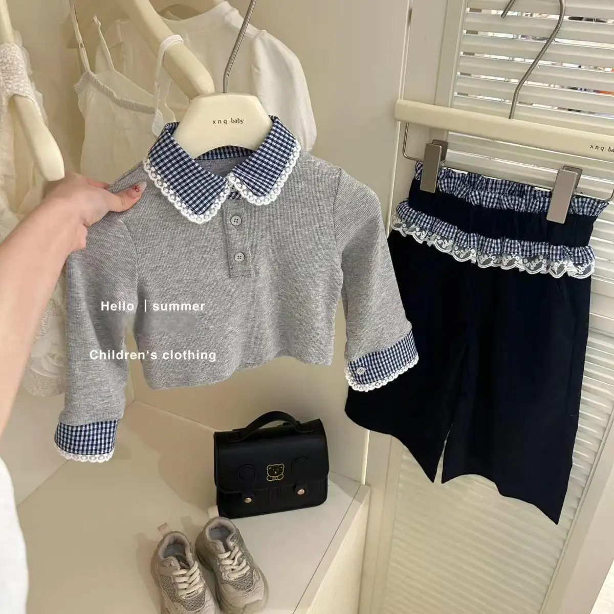 طقم مكون من قطعتين بطباعة مربعات للفتيات - بلوزة بأكمام طويلة لربيع وخريف مع مجموعة بناطيل بحاشية كاذبة، ملابس مزخرفة بالدانتيل بألوان متعددة