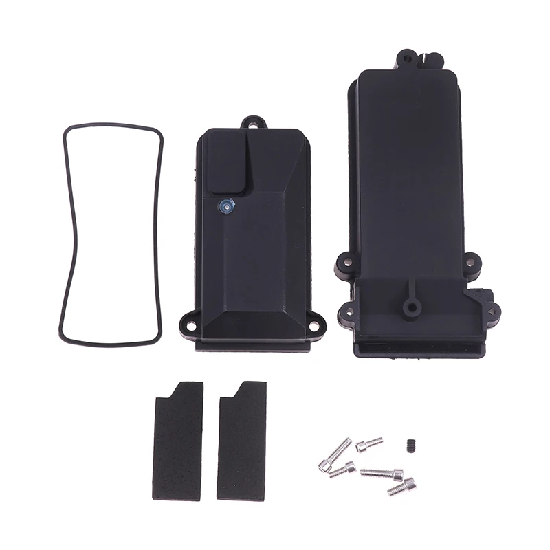 Boîte récepteur étanche pour voiture RC Traxxas TRX1 1/10 installée sur le châssis, câbles connectés.