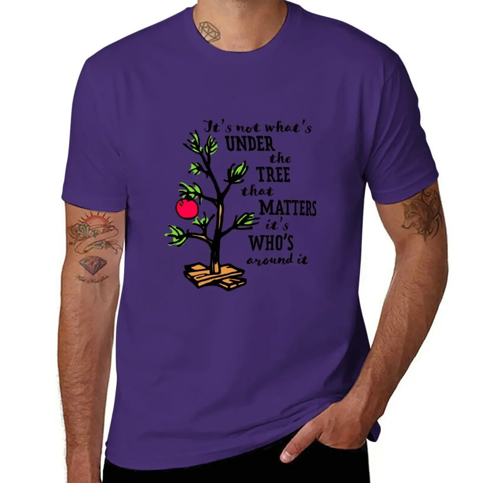 thumbnail image 1 of No es lo que hay debajo del árbol Camiseta navideña Charlie x mas Brown, Charlie x mas Brown No es lo que hay debajo del árbol Camiseta navideña Charlie x mas Brown, 1 of 5