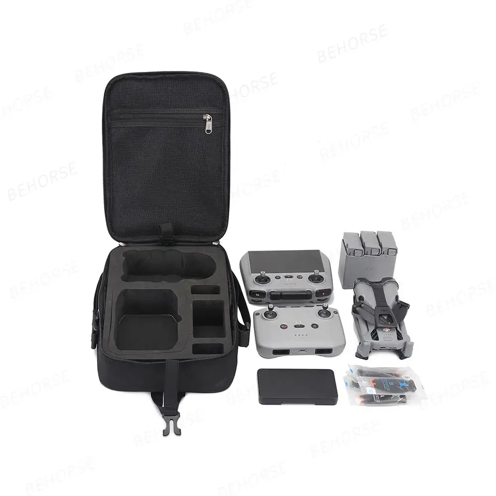 Sac à bandoulière pour DJI Mini 5 Pro porté en bandoulière par une personne, avec le drone en sécurité à l'intérieur.