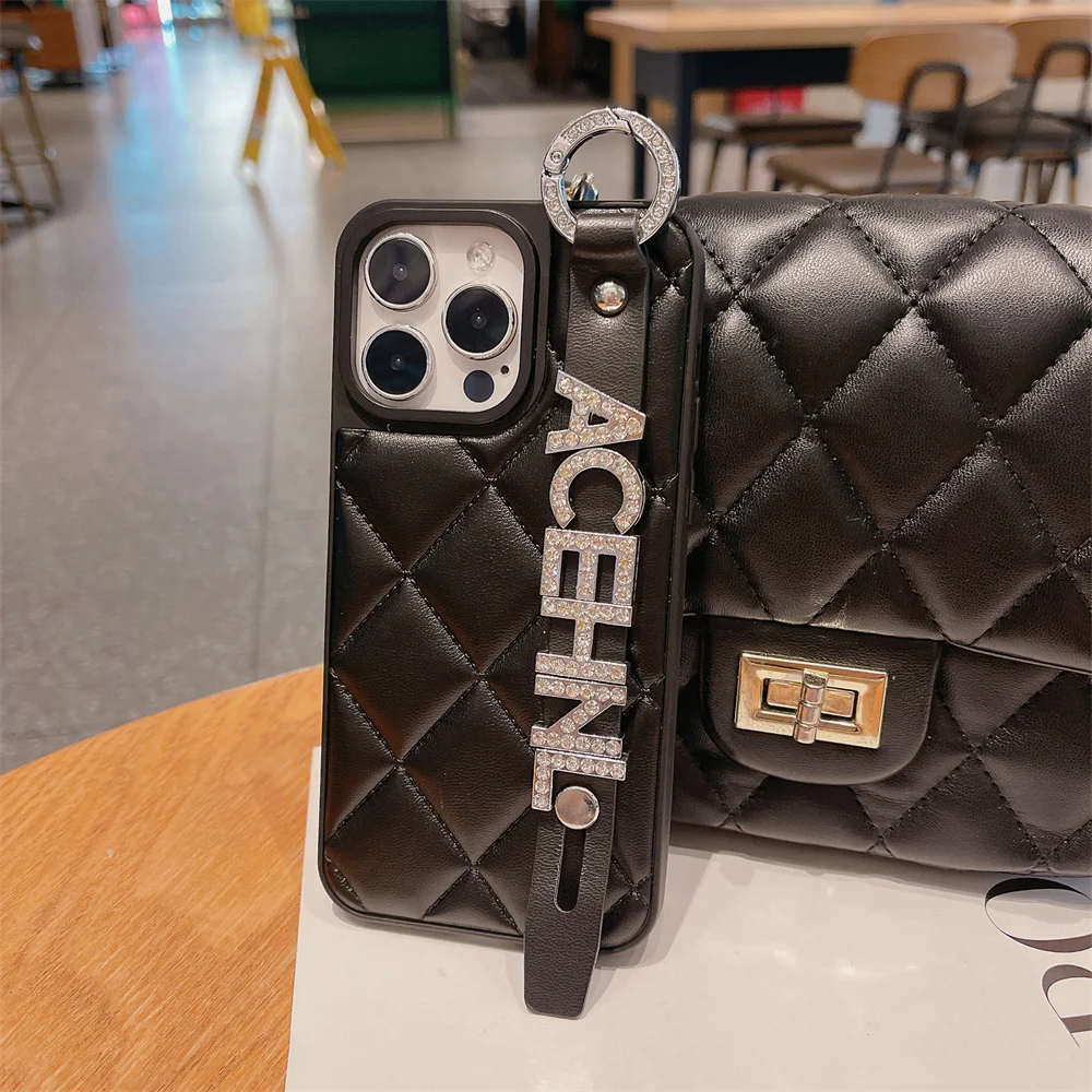 Чехол с бриллиантовым ремешком на руку для iPhone 11 13 12 14 15 Pro Max с откидной ножкой и ремешком на запястье кожаный чехол в стиле CC
