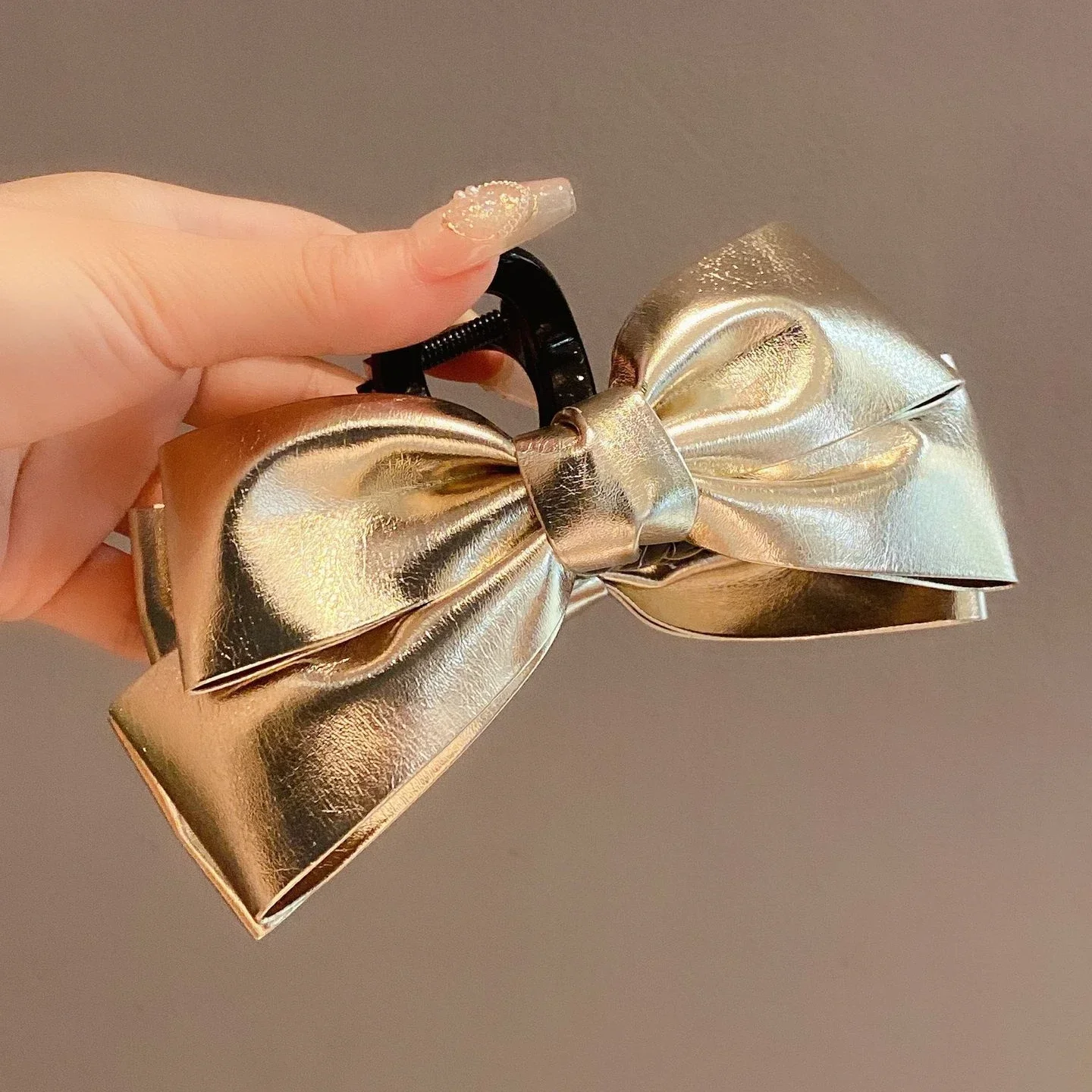 Koreanische Silber Leder Bogen Haar Krallen Clip frauen High-end-Gefühl Shark Grab Temperament Disc Karte Neue Zubehör
