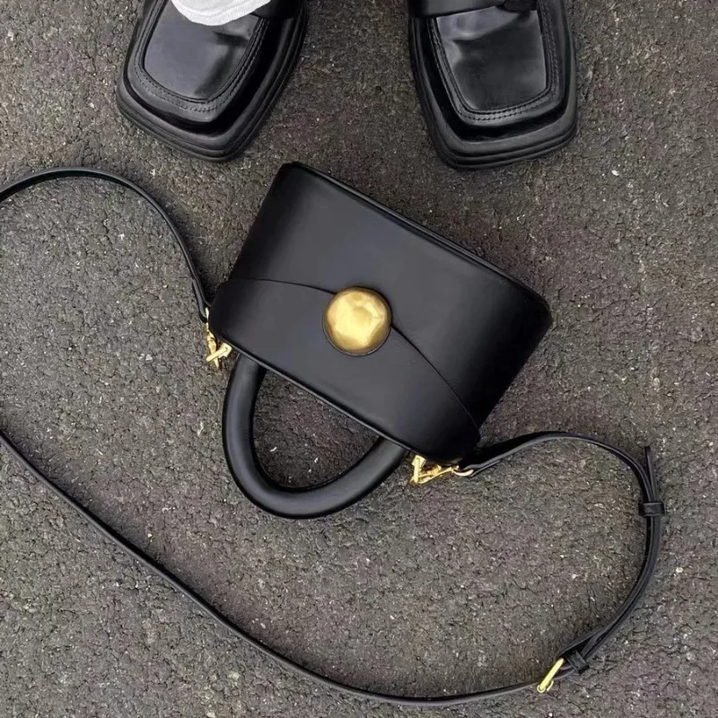 CEEKAY 2026 Neu eingetroffene luxuriöse schwarze Bucket Bag für Damen – Originaldesign aus PU-Leder mit Henkel und Goldbeschlägen – Detail 5