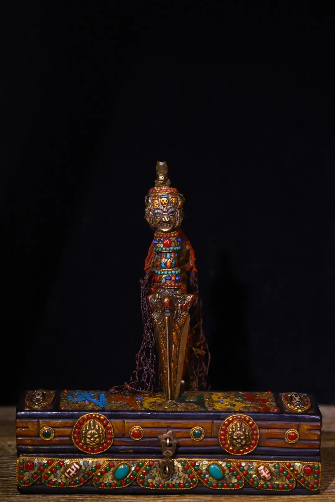 

Тибетская голова лошади из чистой меди, Vajra Demon Subduing Pestle, корень дерева Бодхи, шесть символов, истинное слово, деревянная коробка с драгоценными камнями,