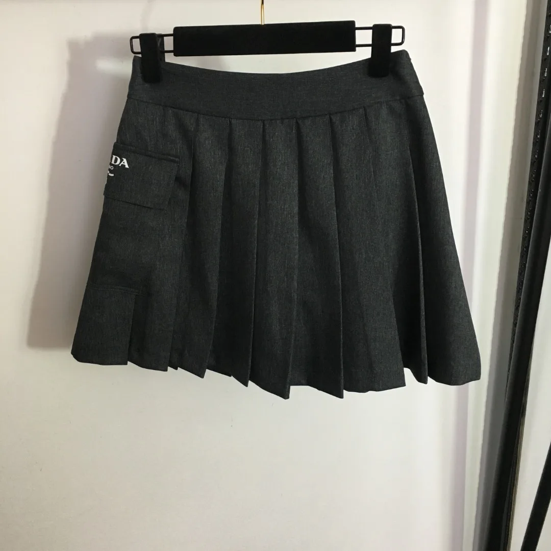 

New Style Side Letter Print Pocket Triangle Logo Decoration Belt Waist Pleated Skirt Gray.