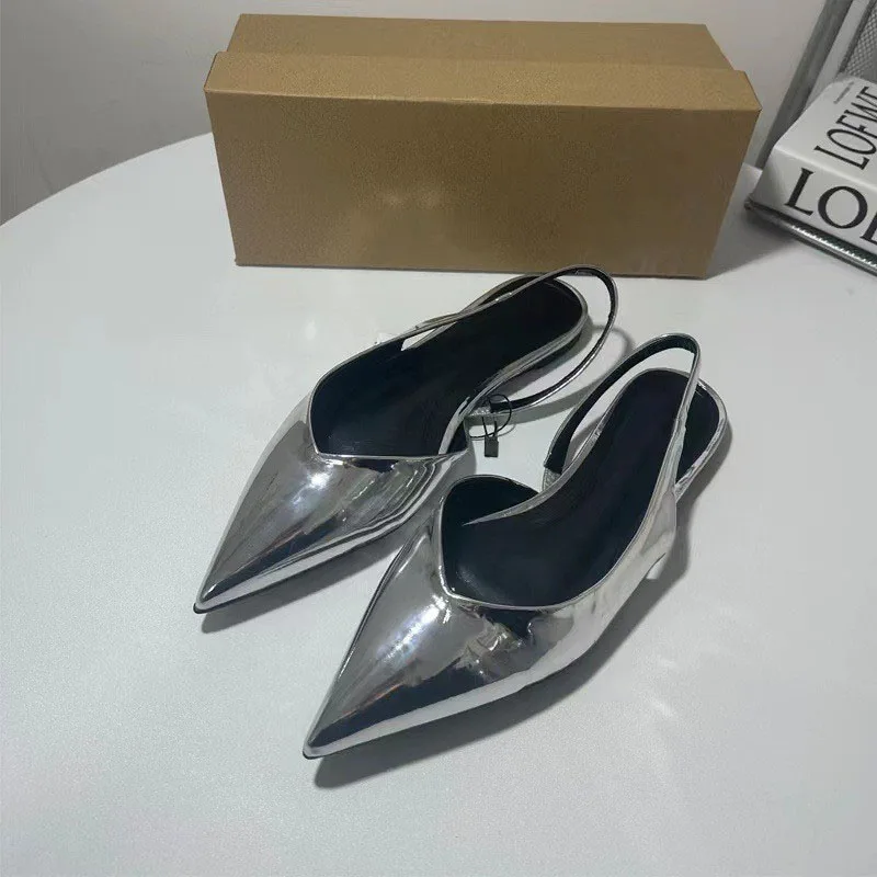 

New pointed metal flat bottomed silver light mouthed fashion sandals with exposed heel strap for women