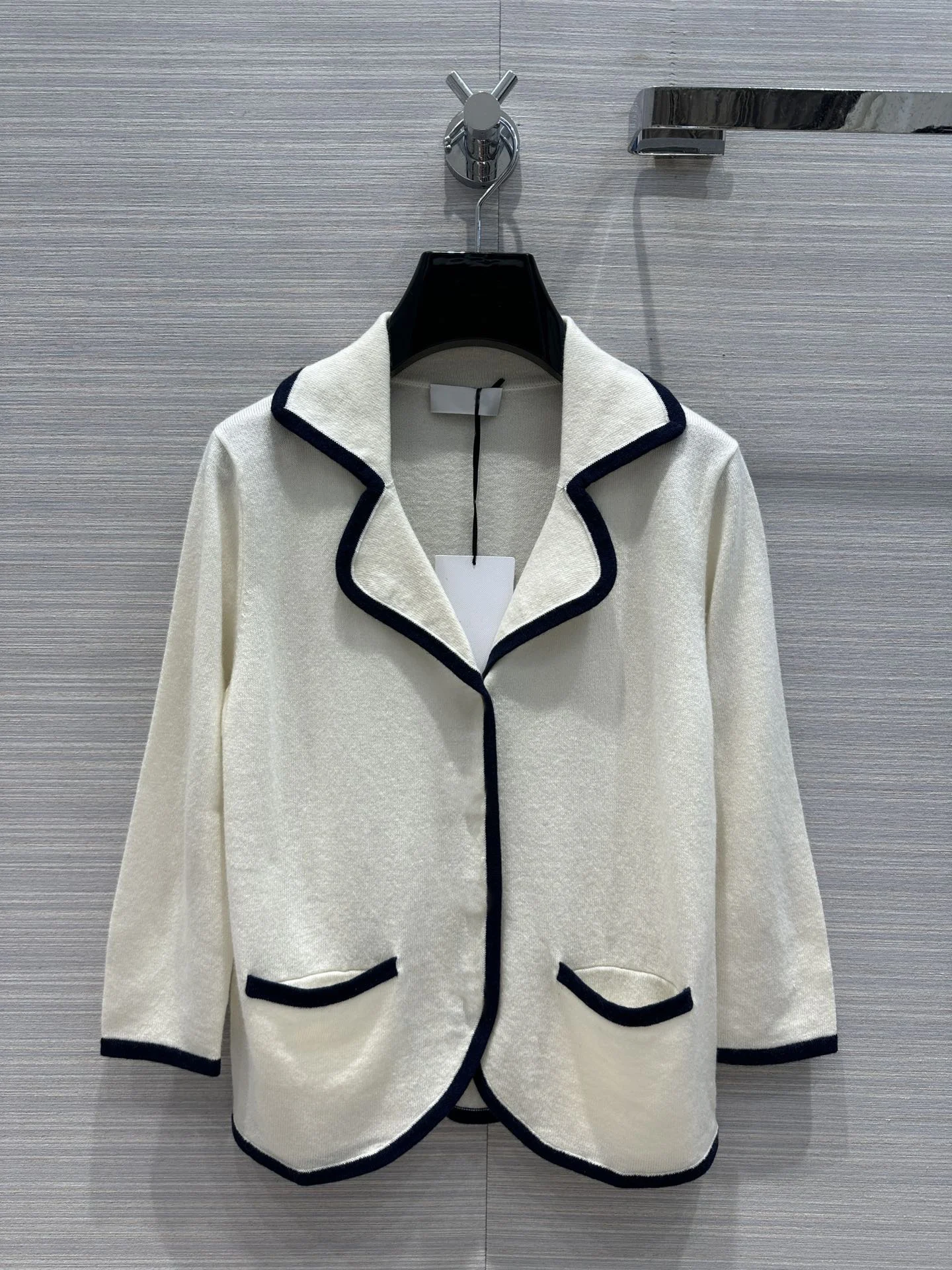 

Autumn and winter new temperament small lapel black cashmere cardigan small coat, cashmere soft waxy6.15