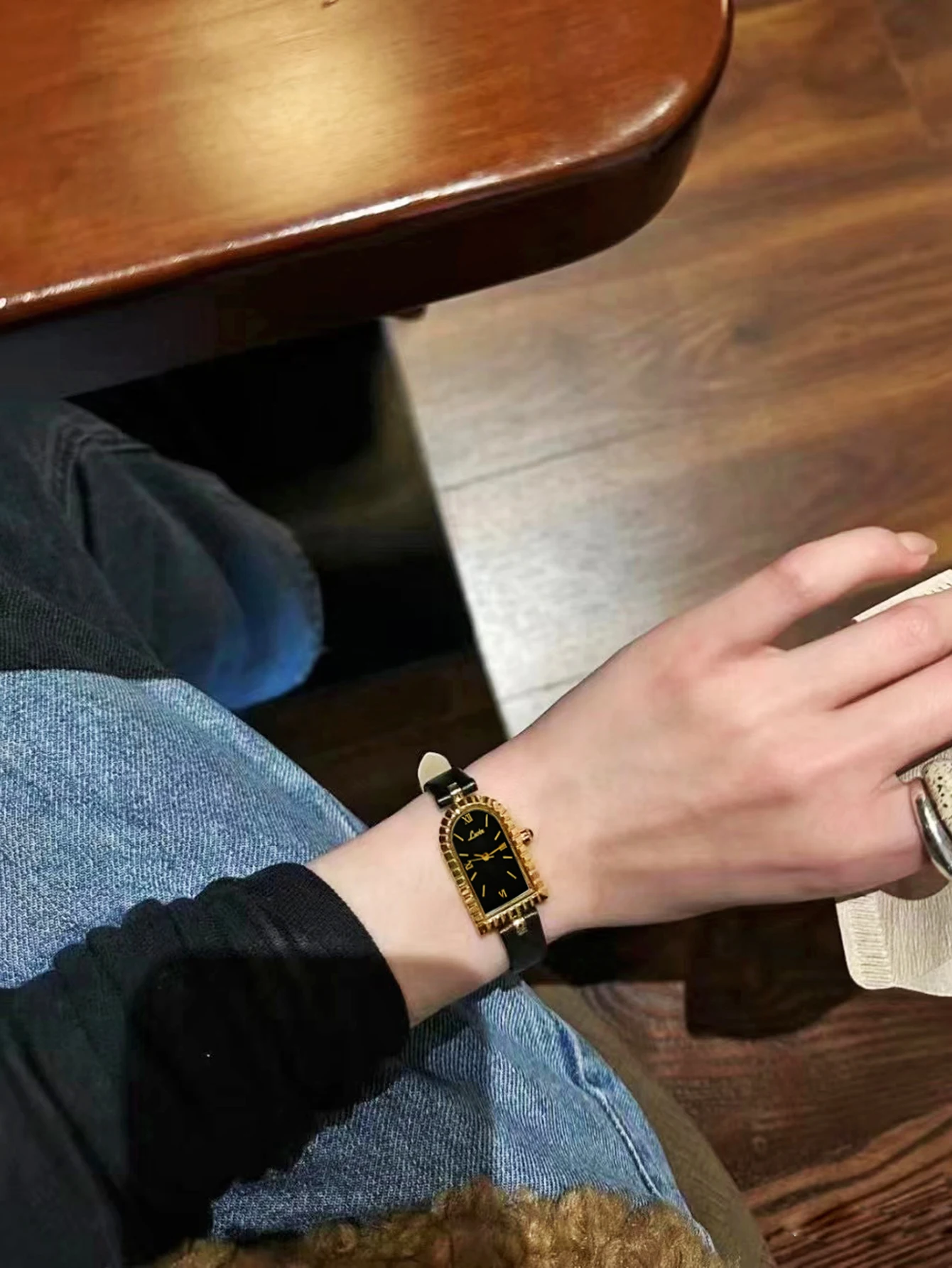 A Romantic Retro Artistic Niche Women's Waterproof Watch with an Elegant and Graceful Design, Featuring an Arch-Shaped Dial and a Unique and Exquisite Leather Strap. a Women's Quartz Watch Suitable fo - 6