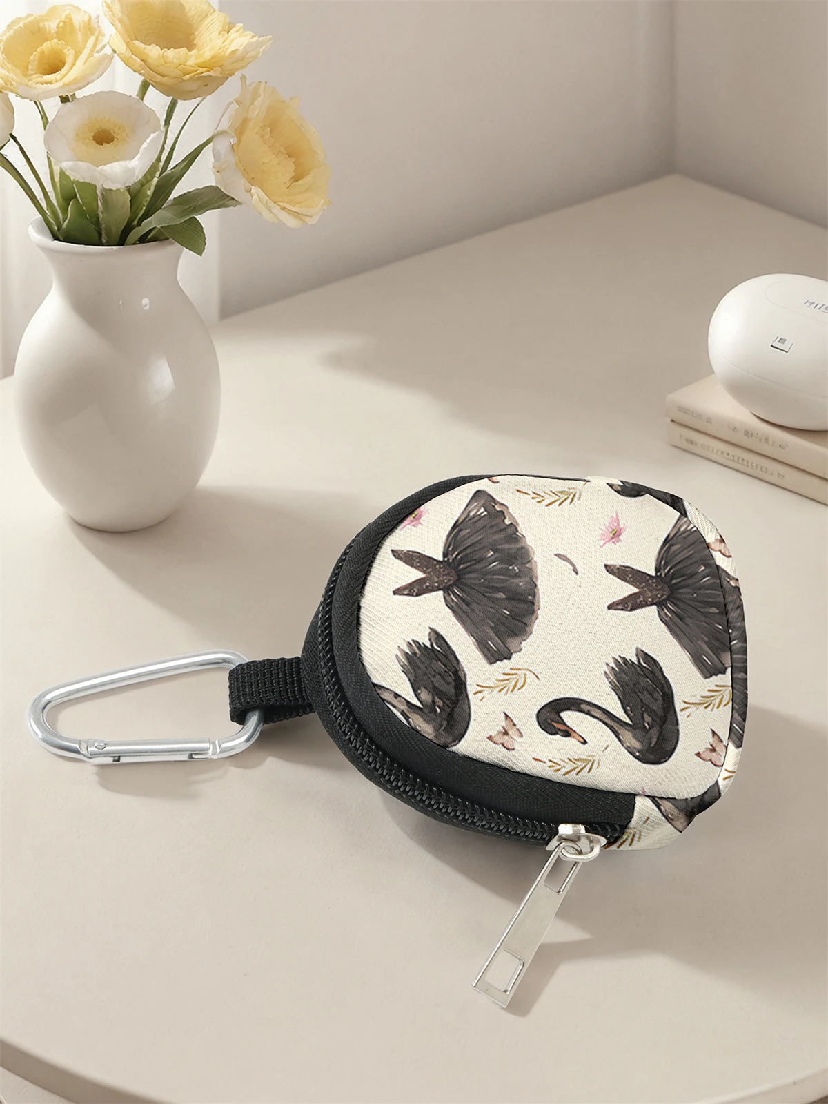 Black Swan Pattern Printed Mini Wallet, Zipper Change Bag with Hook Clip, Earphone Key Bag, Suitable for Men and Women