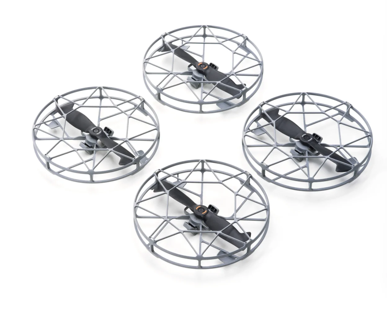 Drone DJI Mini 5 Pro avec protection d'hélice installée, prêt pour un vol sécurisé en intérieur.
