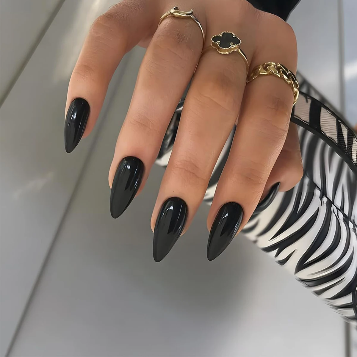 Touch up your nails with 24 pieces of drop-shaped midi lengths, a modern classic, simple black solid color full faux nail set fo