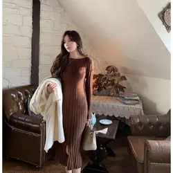 Elegant Minimalist Round Neck Knitted Dress - M (Brown)