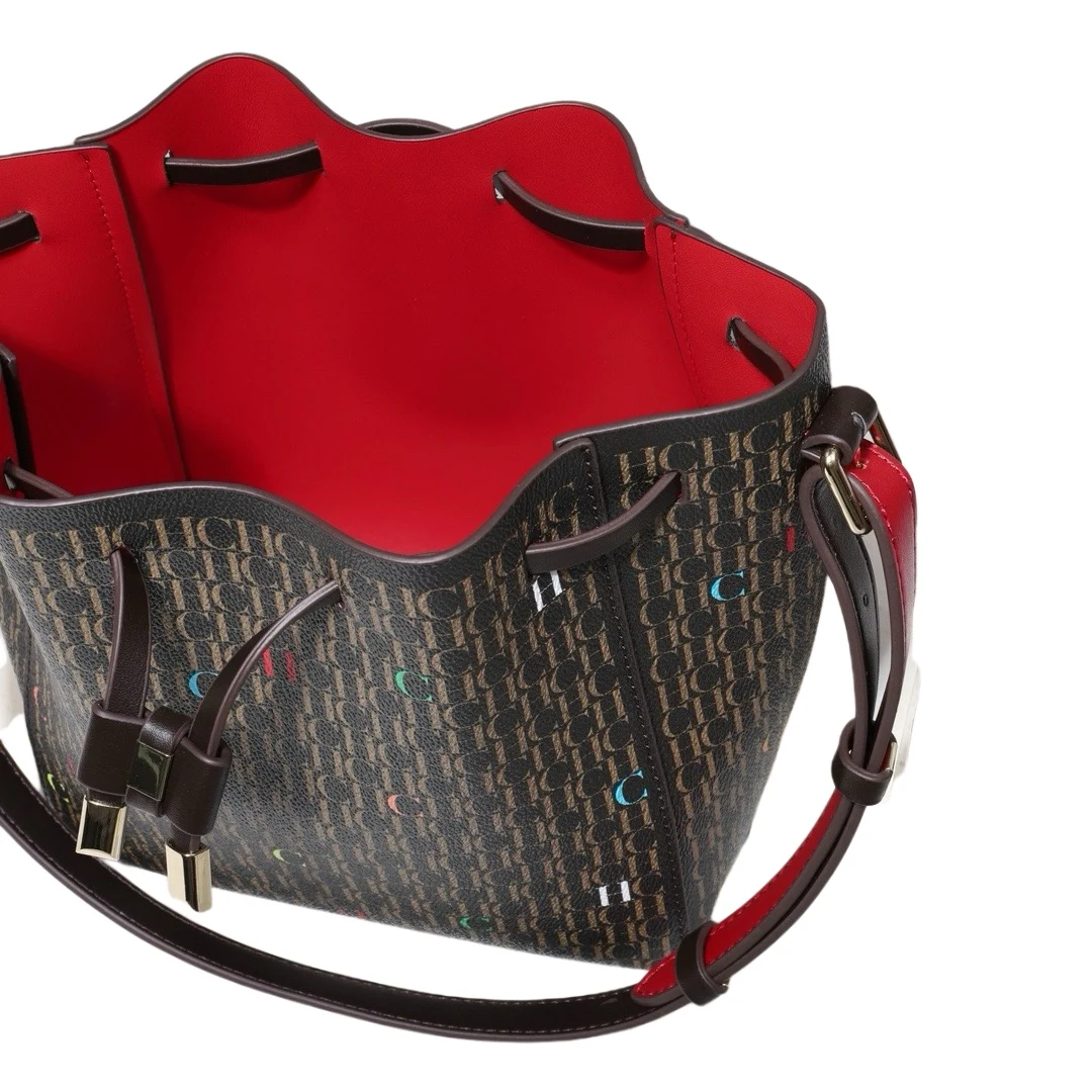 حقيبة كتف نسائية بسيطة بطباعة حروف ملونة برباط ورب...