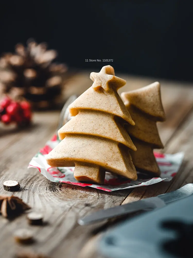 https://ae01.alicdn.com/kf/Se2e5cd5687bd44cc81d4225321454986g/Christmas-Baking-Cake-Gingerbread-Man-Gingerbread-House-Silicone-Mold-Madeleine-Fernand-Snow-Cookie-Mold-Baby-Supplement.jpg