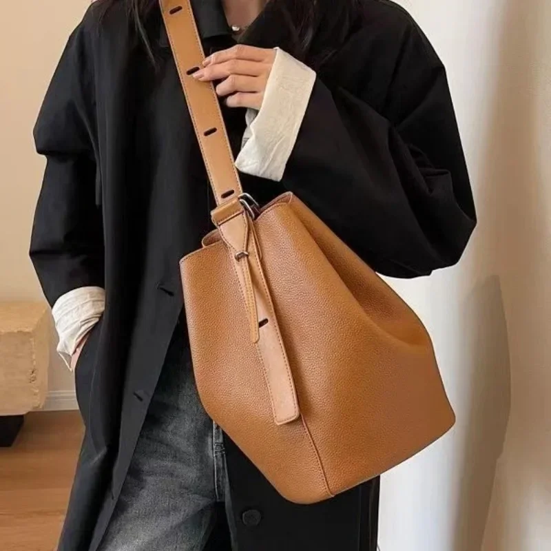 

Bags for Women 2023 New Large Capacity Fashion Niche Design Sense Shoulder Crossbody Bag Popular Bucket Bag for Women