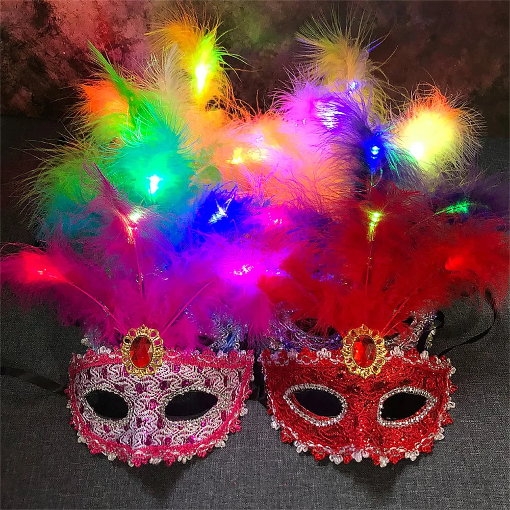 Máscara Veneciana De Carnaval Con Plumas Sobre Fondo De Color Dorado Mascarada Disfraz Femenino 31046696